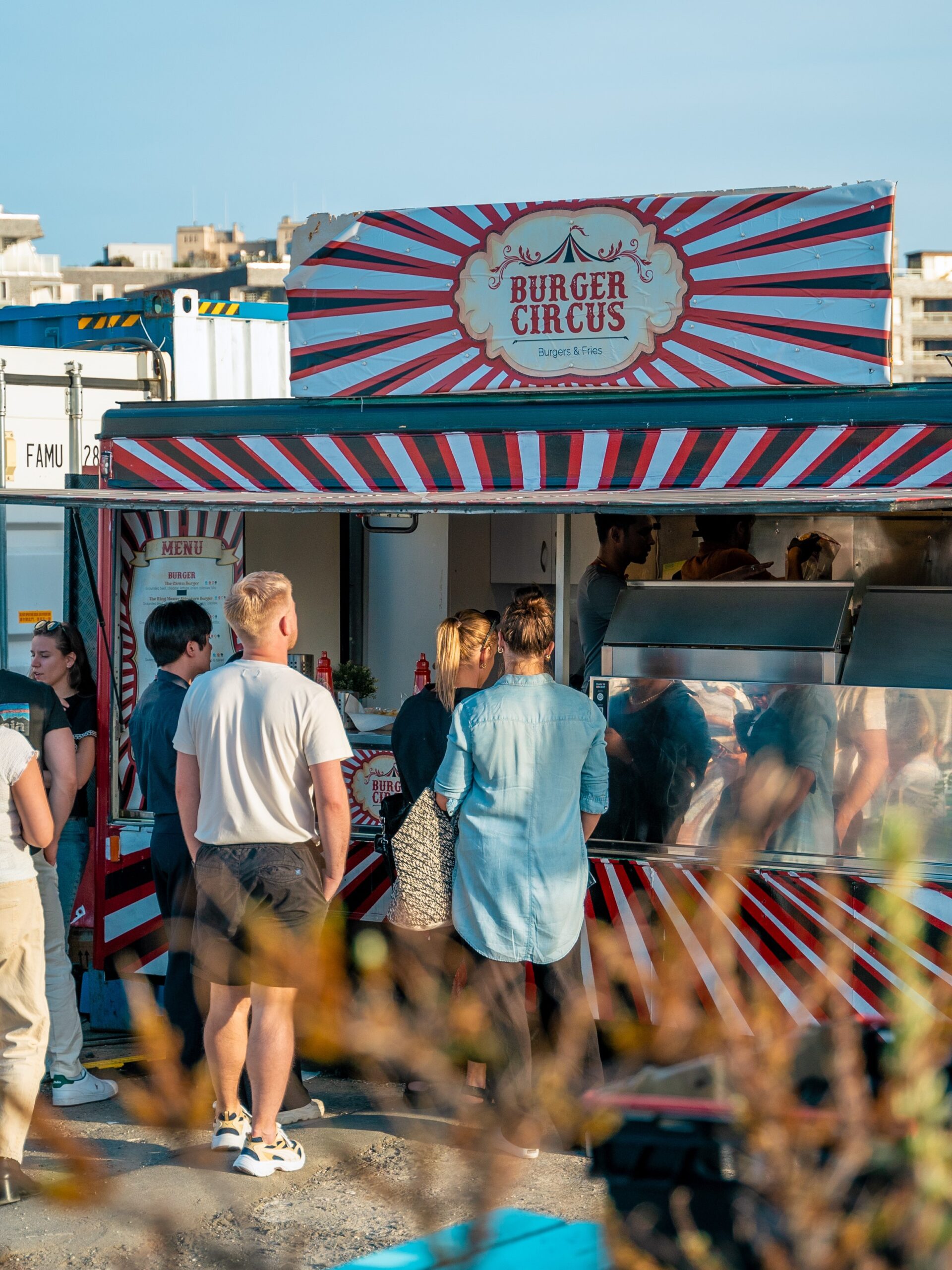 To kunder foran foodtruck